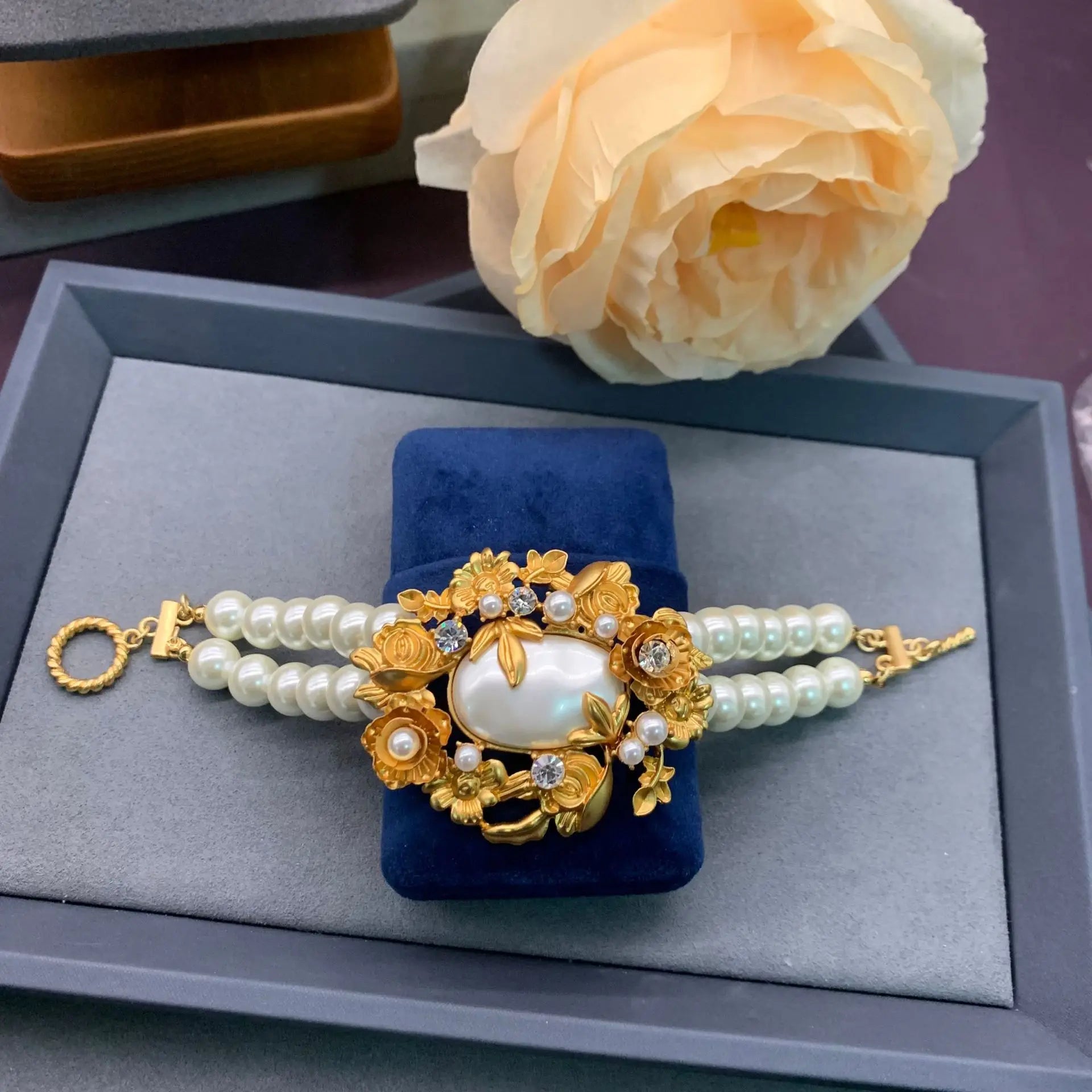 Luxury Pearl Crystal Bracelet – Elegant Statement Jewelry