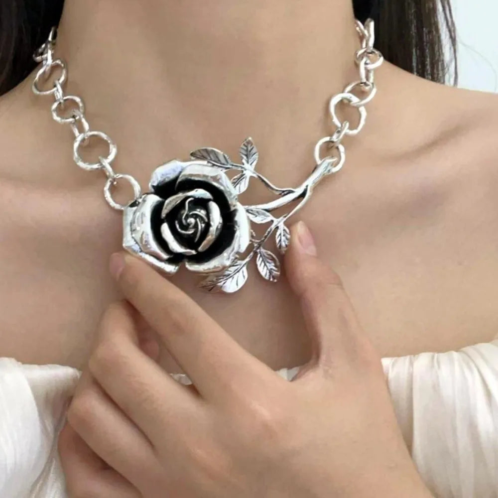 Luxury Rose Chain Necklace – Elegant Gold-Tone Statement Jewelry