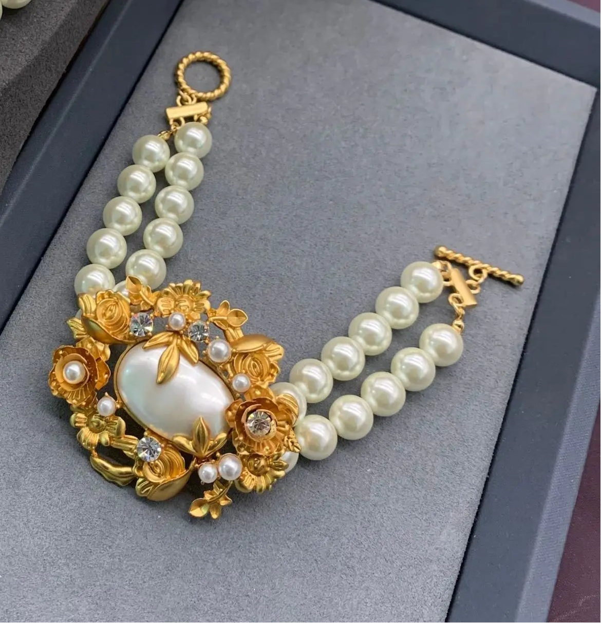 Luxury Pearl Crystal Bracelet – Elegant Statement Jewelry